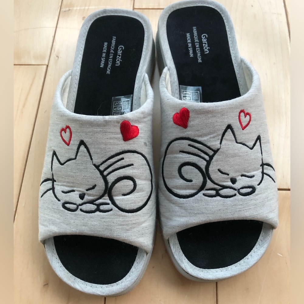 Garzón light gray slippers with a cat and two hearts.